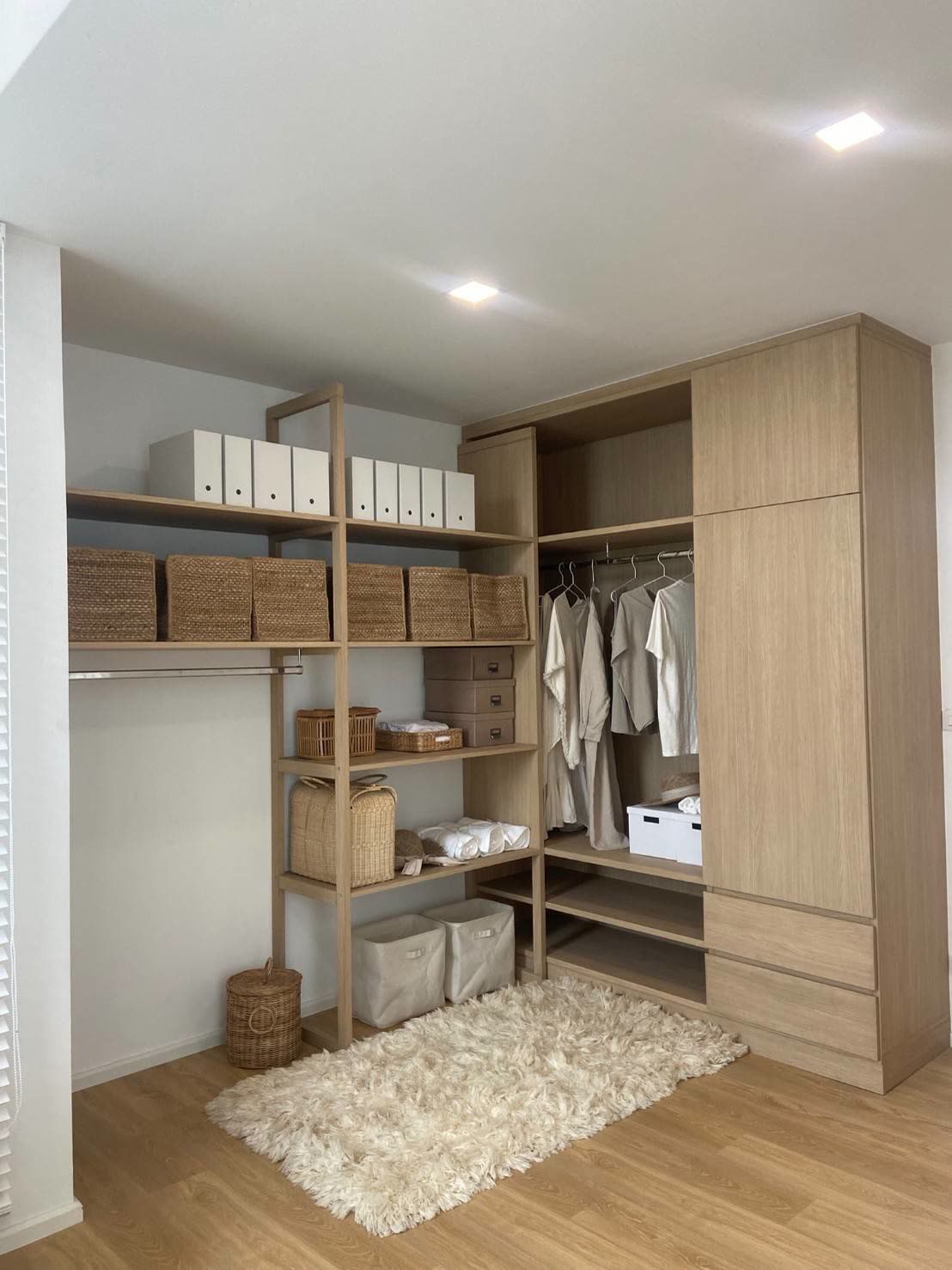 งานบิ้วอินตู้เสื้อผ้า walk-in ไม้โทนอุ่น ผลิตในโรงงานของเราเอง