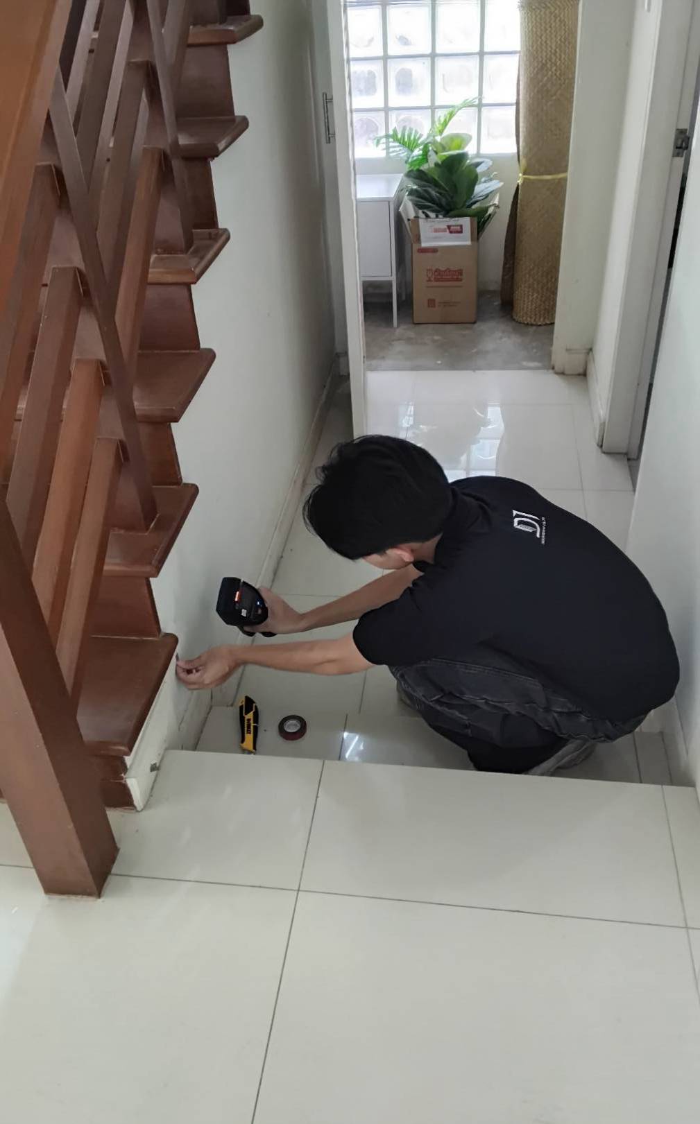ทีมงาน Designterior ใช้เครื่องมือตรวจผนังก่อนเริ่มงาน